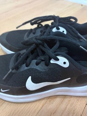 Boys Nike Sneakers Size 2Y